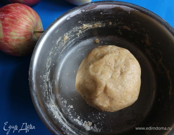 Скатать тесто в шар, завернуть в пленку, убрать в холодильник на 15–20 минут, подготовить форму к выпечке. Ее нужно слегка смазать сливочным маслом, излишки удалить салфеткой, обсыпать мукой (дно и борта).