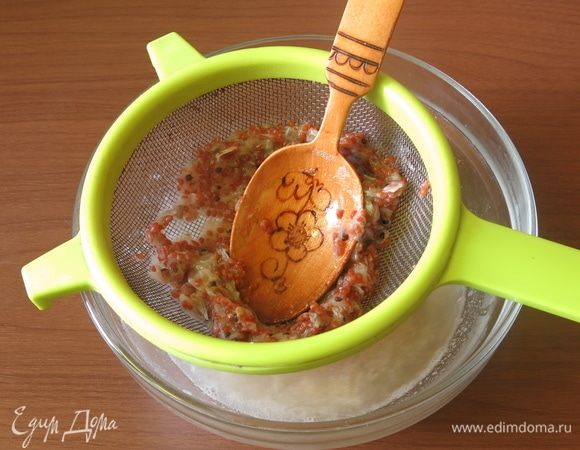 Перетираем ягоды через сито.