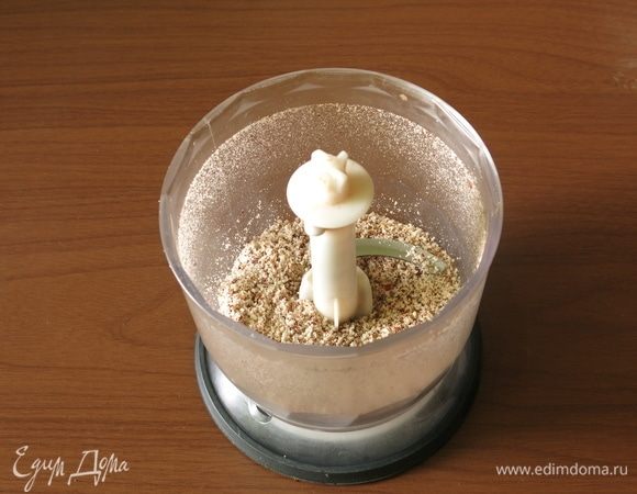 Измельчаем обжаренный миндаль.