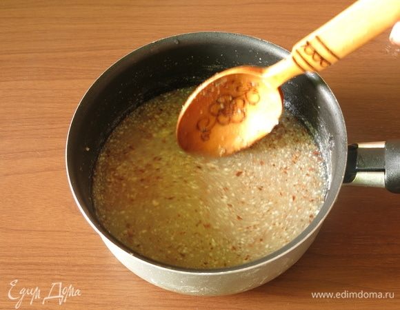 Ставим соус на огонь, добавляем по ложке миндаль, помешиваем.