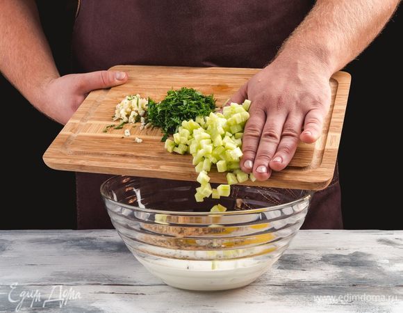 Выложите все ингредиенты в кисломолочную основу для супа.