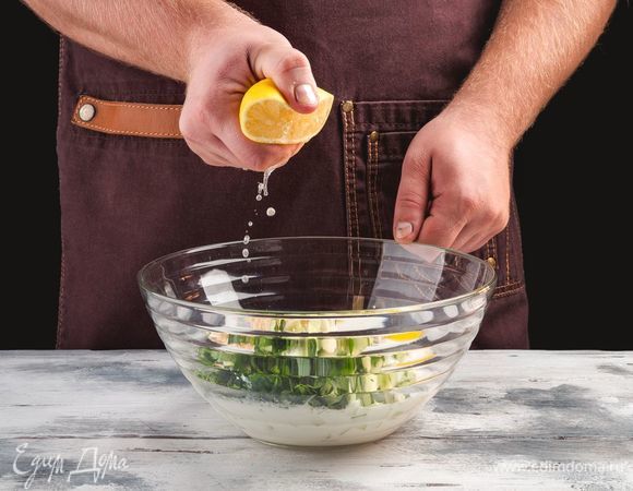 Добавьте <span>сок лимона и дайте супу настояться в холодильнике в течение двух часов.</span>