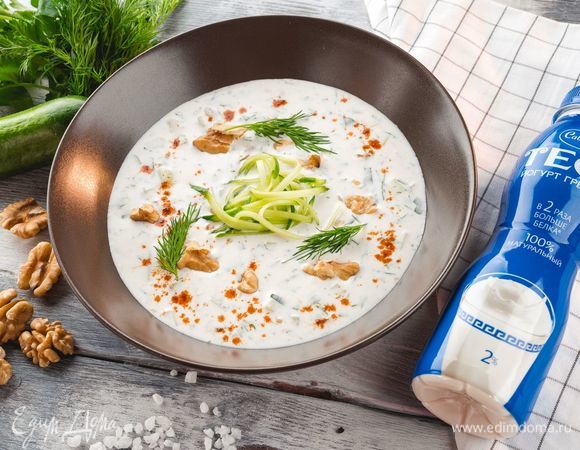 Разлейте суп по чашкам, украсив ломтиками огурца, зеленью и грецкими орехами.