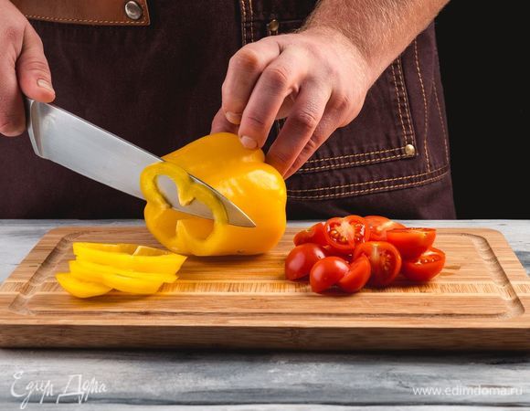 Нарежьте п<span>омидоры дольками, а перец </span>— <span>полукольцами.</span>