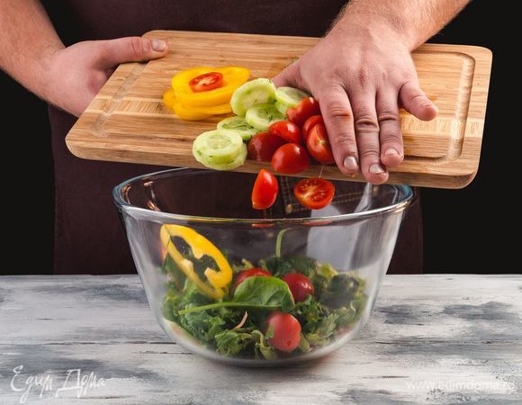 Выложите <span>в миску салат и овощи.</span>