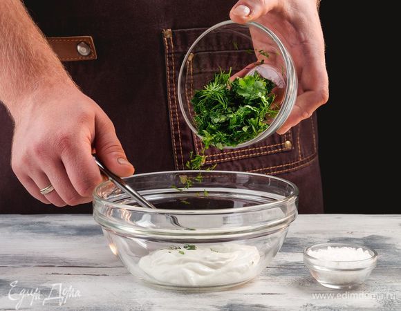 Добавьте <span>к нему зелень и соль.</span>