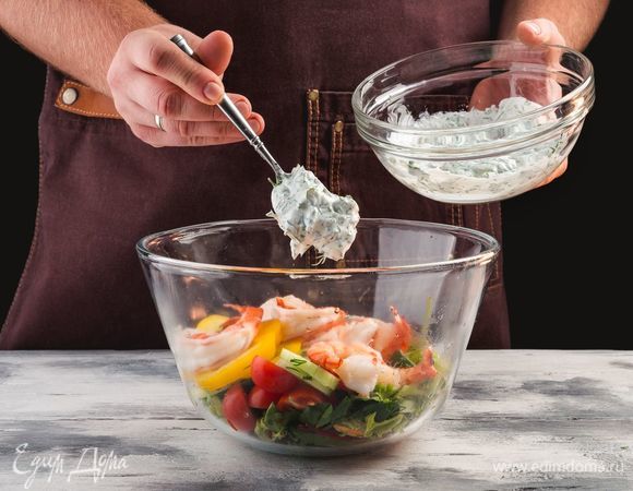 Заправьте <span>салат получившимся йогуртовым соусом.</span>