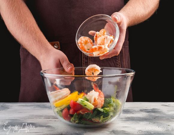 Положите креветки.