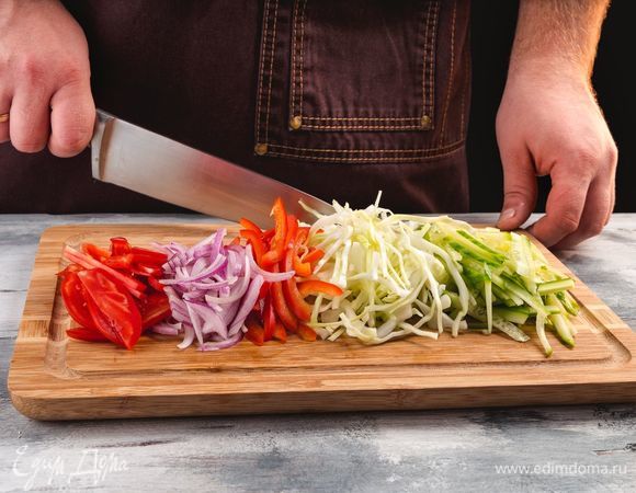 Нашинкуйте болгарский перец, огурцы, капусту, лук.  Помидоры нарежьте тонкими полукольцами.