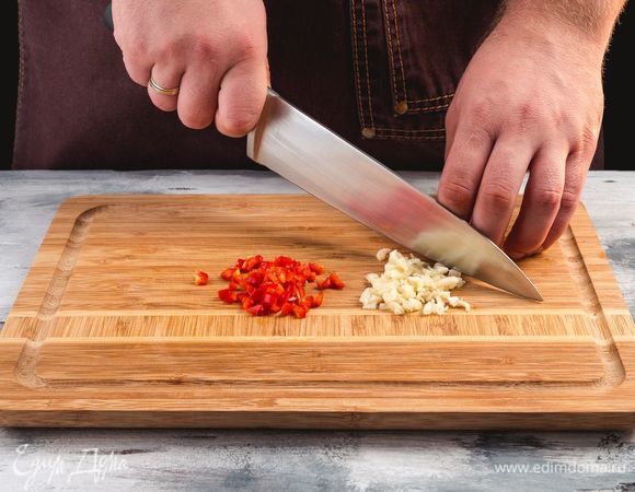 <span>Измельчите чеснок и острый перец.</span>