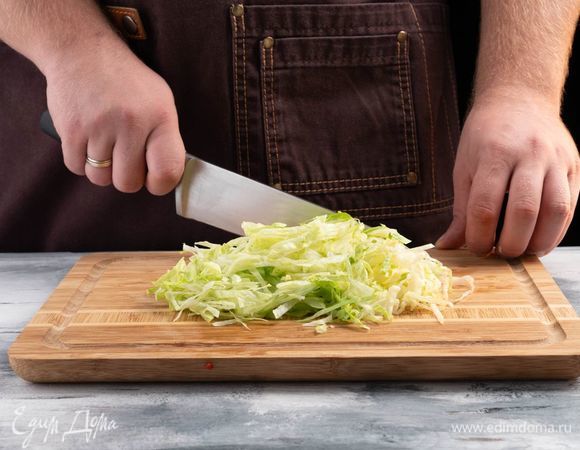Нарежьте листья салата соломкой.