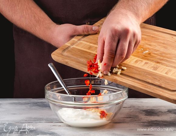 Добавьте к нему чеснок, острый перец и соль.