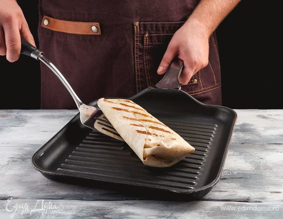 Обжарьте <span>рулет на сухой сковороде до румяного цвета.</span>