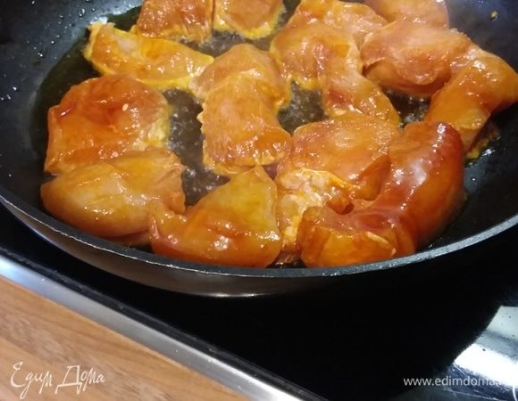 Разогреть в большой сковороде оставшееся оливковое масло и обжарить мясо со всех сторон до золотистого цвета.