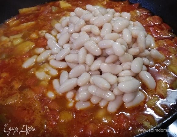 Добавить фасоль и прогреть все вместе. Тут тоже по желанию: фасоль можно отварить заранее, а можно использовать, как я, консервированную. Сейчас нужно посолить, поперчить и обязательно добавить сахар или любой другой подсластитель. Где есть кислота, там должен быть сахар (этому меня научила когда-то моя мама).