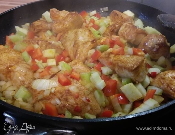 Когда мясо обжарится, добавить все овощи, кроме фасоли, и жарить в течение 5 минут, помешивая, чтобы не подгорело.