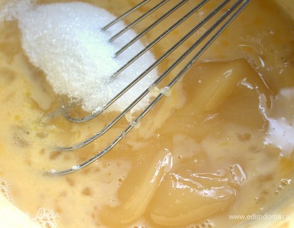 Взбить яйца (я использовала здесь 2 яйца и 1 ст. л. яичного порошка ниже) с сахаром и медом.