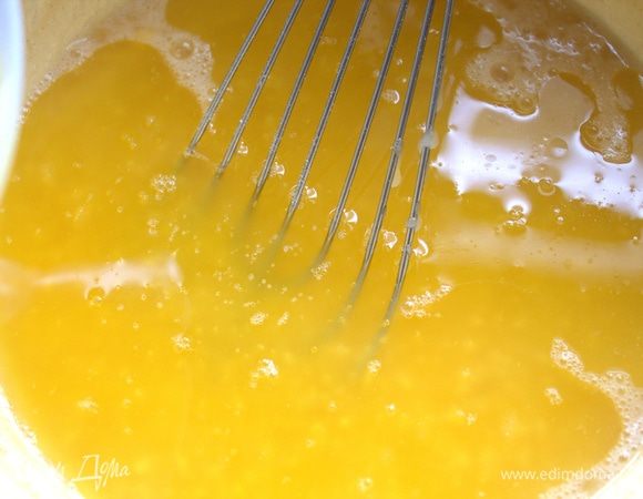 Влить растопленное сливочное и растительное масла. 