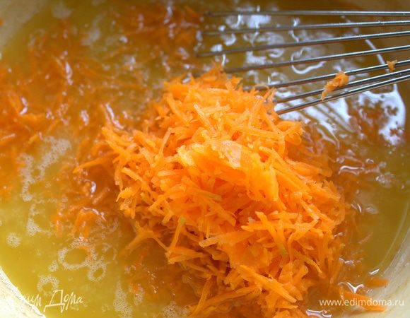 Добавить сырую тертую морковь (можно парочку).