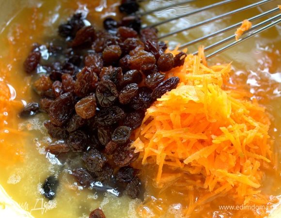 Изюм чистый всыпать тоже.