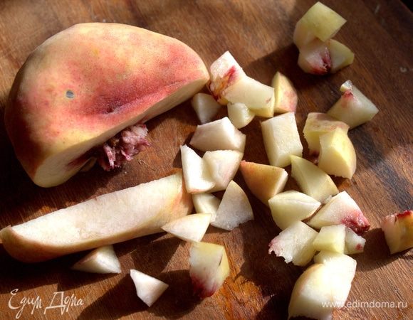 Можно покрошить яблоко, грушу или персик.