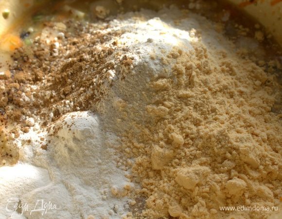 Теперь всыпать сухой состав. Муки брала 200 г, так как у меня яичный порошок вместо 1 яйца.
