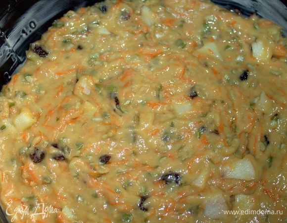 Перенести на дно тесто.