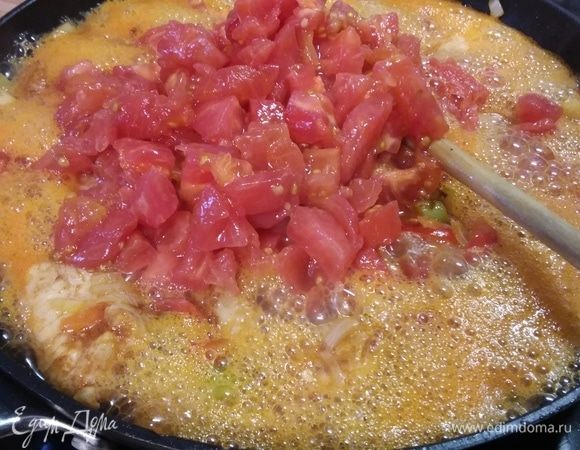 Выложить помидоры и влить сидр. Добавить тимьян и базилик. Тушить 10 минут. Тут кто как захочет: можно томить под крышкой, тогда соуса будет больше, и наоборот.