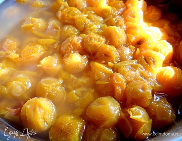 Поставить на огонь, влить немного воды и томить до отделения сока.