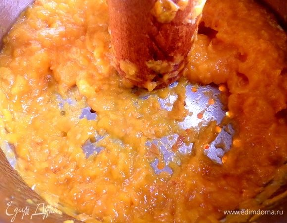 Я перетирала партиями вручную с помощью деревянной толкушки.