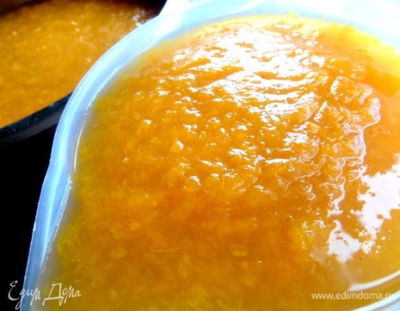 Вот такое пюре получается. Если есть место в морозилке, морозим так без сахара.