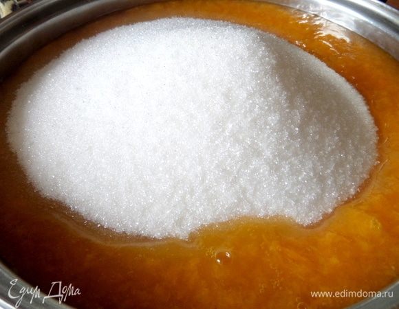 Всыпаем сахар.