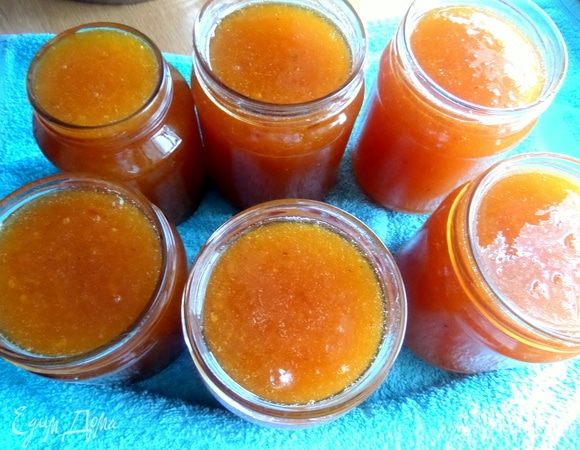 В горячем виде перелить по стерилизованным банкам.