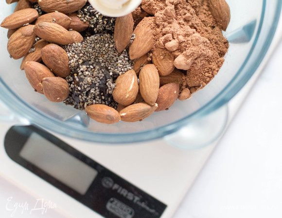 Миндаль ТМ «Семушка» подсушить в разогретой до 170°C духовке в течение 5 минут. В чашу блендера сложить чернослив, миндаль, семена чиа и 1 ст. л. какао-порошка.