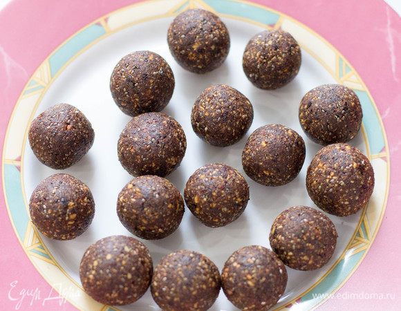 Сформировать из получившейся массы шарики. Из этого количества ингредиентов получается 13–16 конфет в зависимости от размера.