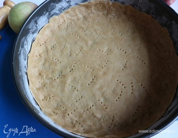 Наколоть тесто вилкой, отправить в холодильник форму, пока будете готовить яблоки: чистить, разрезать на четвертушки, очищать от семенной части, нарезать на дольки.