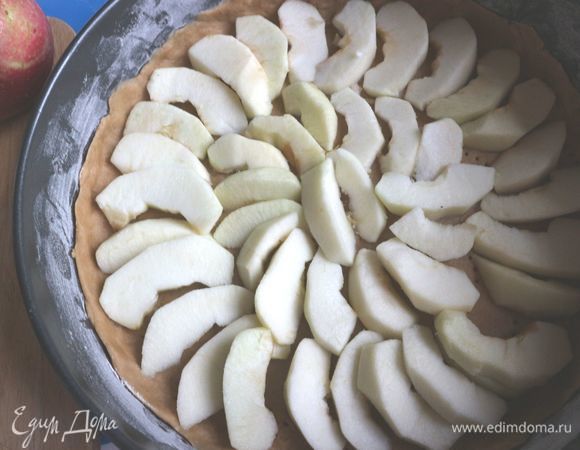 Распределить дольки яблок по кругу. Вам потребуется 450–500 г яблок, яблоки кладутся в один слой.