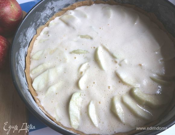 Залить смесью яиц с сахаром и сметаной. Отправить в духовку на 40 минут.