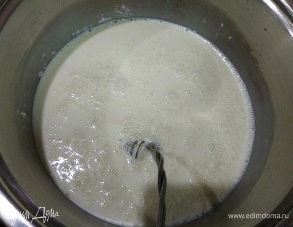 Соединяем в кастрюле сливки, молоко, сухое молоко и сахар. Ставим на средний огонь и, постоянно помешивая венчиком, греем смесь до растворения сухих ингредиентов. Не кипятим. В целом процесс займет минут 5.