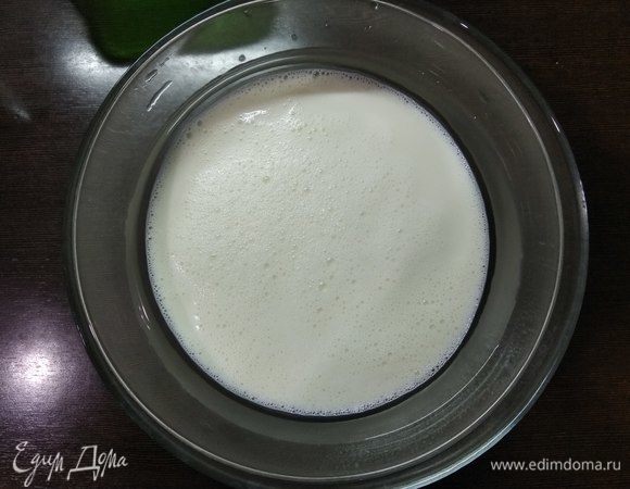 Снимаем с огня, переливаем в другую емкость и ставим эту емкость в большую по размеру, заполненную ледяной водой (или льдом), чтобы быстрее остудить смесь.