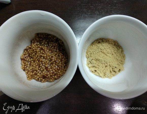 Пока смесь охлаждается, отмеряем оба вида горчицы. Если не любите острое, то добавьте сухой горчицы совсем немного: примерно 1/4 ч. л.