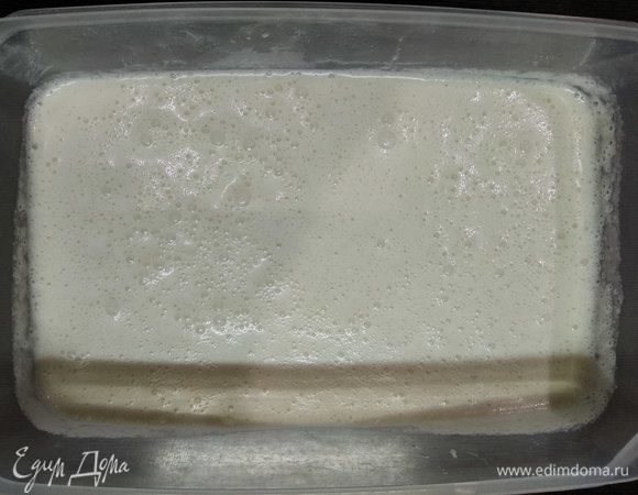 Если вы счастливый обладатель мороженицы, то переливаем основу в нее и готовим, как обычно. Если же у вас такой «штуковины» нет, то делаем, как я. Переливаем смесь в контейнер, закрываем его крышкой и ставим в морозилку.