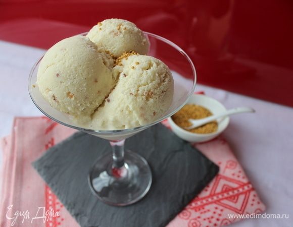 Через 5–6 часов наше горчичное мороженое готово! Если морозилось дольше либо просто хранилось какое-то время в морозильной камере, то перед формовкой шариков дадим ему постоять при комнатной температуре минут 10–15. Формуем, подаем, удивляем! И пусть всем будет вкусно!