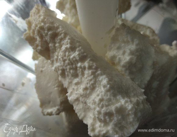 Рецепт на разъемную форму диаметром 20 см. Ставим духовку разогреваться до 180°C. Творог взбиваем со сливками в однородную массу.