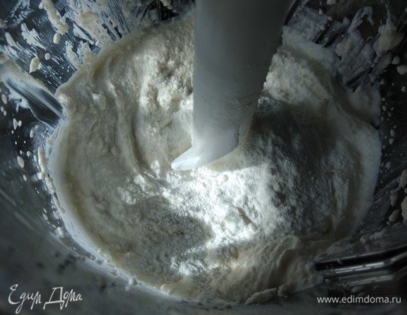 Добавляем кукурузный крахмал и снова взбиваем.