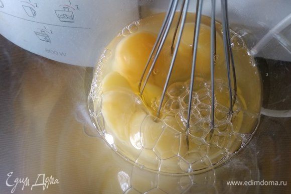 В отдельной емкости соединяем яйца с сахаром и ванилином.