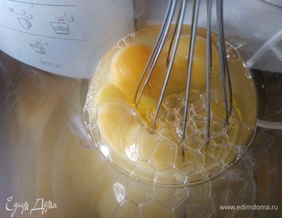 В отдельной емкости соединяем яйца с сахаром и ванилином.