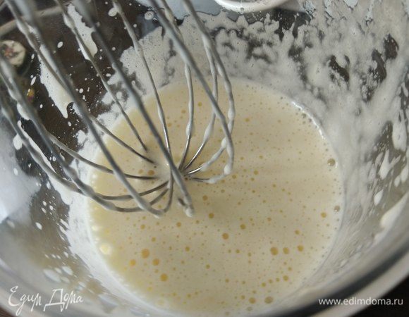 Взбиваем до пышной белой массы.