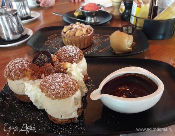 Фото из путешествий. Яблочный пирог на втором плане из Канн. На первом плане — профитроли.