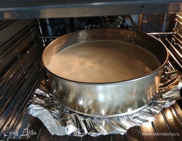 Переливаем в форму для выпекания, застеленную пергаментом или фольгой. Ставим в разогретую до 180°C духовку на 30 минут.